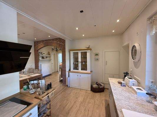 Moderne Küche mit Essbereich