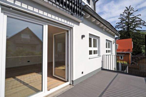 Balkon mit Außenwasser- und Stromanschluss