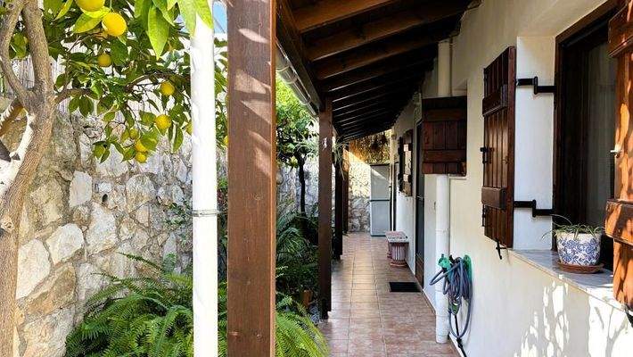 Kreta, Apokoronas: Wunderschönes 2-Schlafzimmer-Haus mit Meerblick, Garten und Dachterrasse in Plaka bei Chania