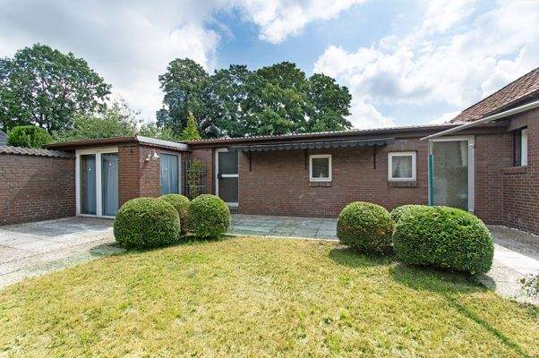 Hauswirtschaftsraum, Doppelgarage und Schuppen