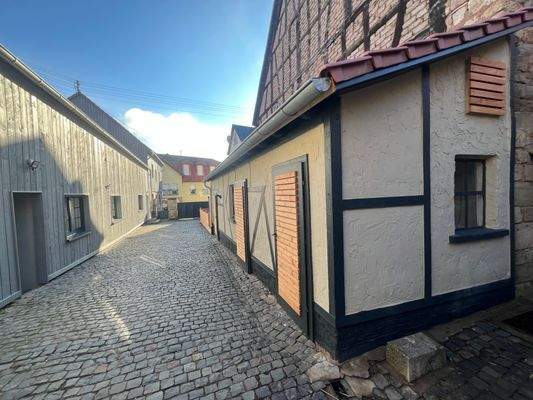 Innenhof mit Nebengebäude