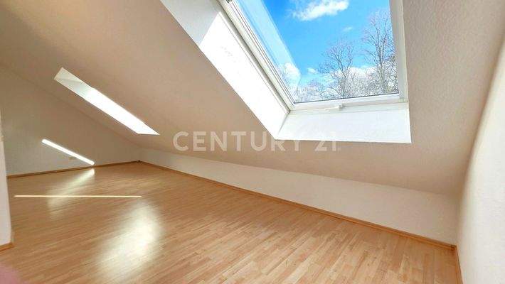 Schlafzimmer mit großen neuwertigen Dachfenstern