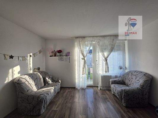 Wohnzimmer mit Zugang zum Balkon