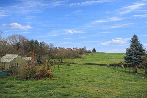 das Grundstück mit Blick ins Grüne