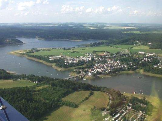 Stausee (Hotel rechts oben)