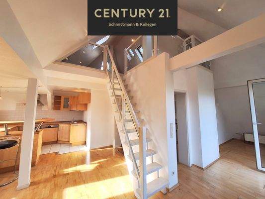 offener Küchen-/Wohnbereich mit Zugang zum Balkon