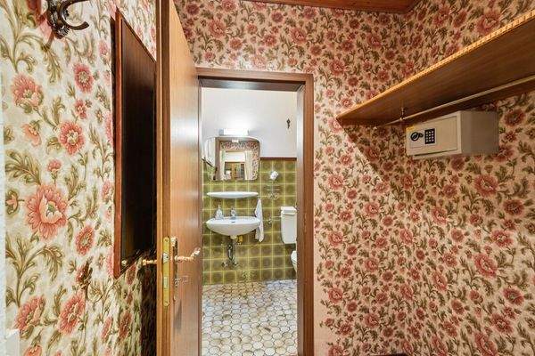 Garderobe - Blick Gäste-WC