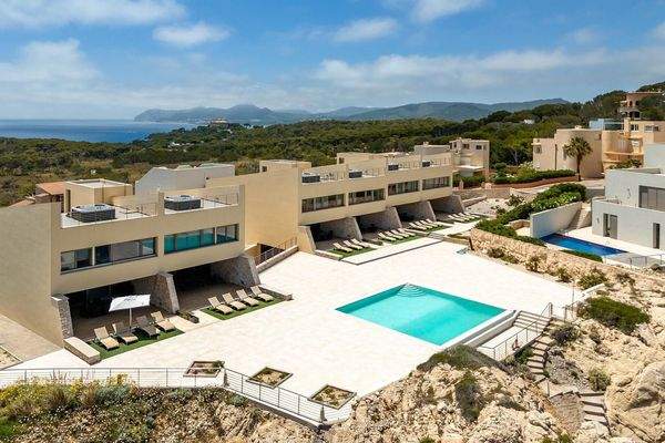 Direkt an den Klippen gelegen