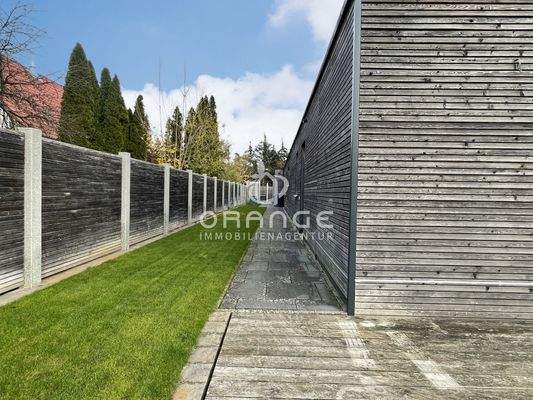Blick von der Westterrasse Richtung Osten zu den Hauszugängen