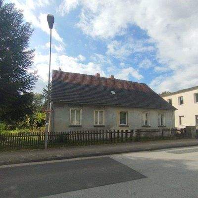 Straßenansicht des größeren Hauses