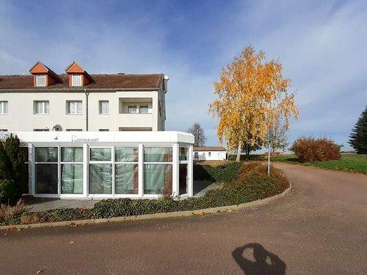 Südost-Zufahrt zum Parkplatz auf der Gartenseite