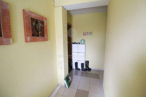 Lichtdurchströmt zeigt sich die erste Wohnung