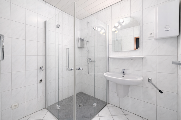 Badezimmer mit Dusche