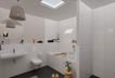 Modernes Badezimmer mit bodengleicher Dusche und B