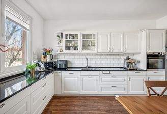 Küche bietet viel Stauraum