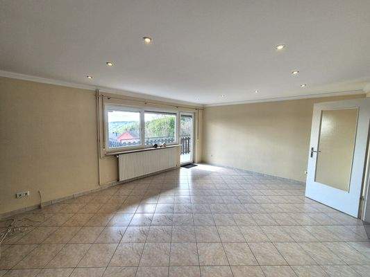 Wohn- Esszimmer mit Balkon UG