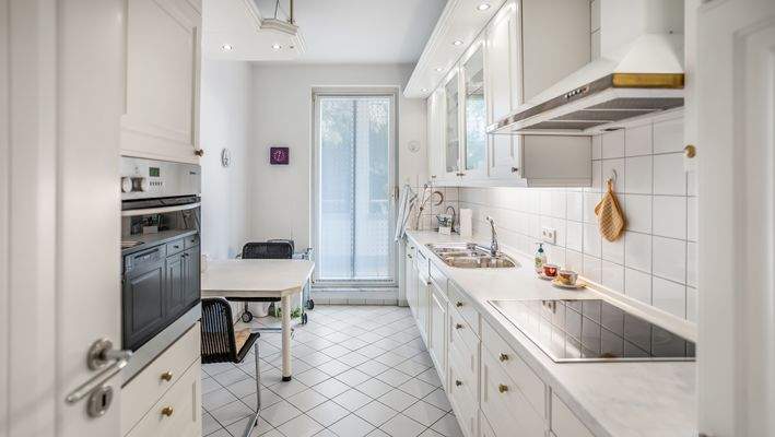 Küche mit Balkonzugang