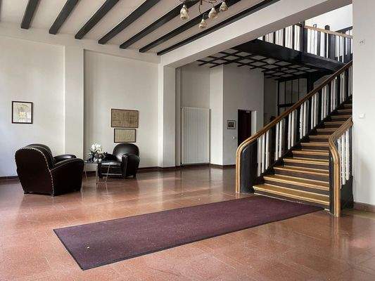 Halle (Whgs.tür oben re.)