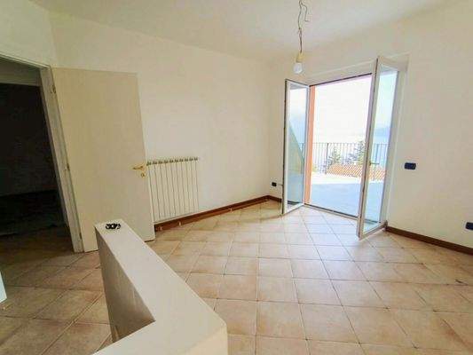 Wohn-/Essbereich mit offener Küche mit Seeblick