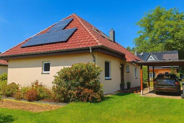 Hausansicht u. Carport