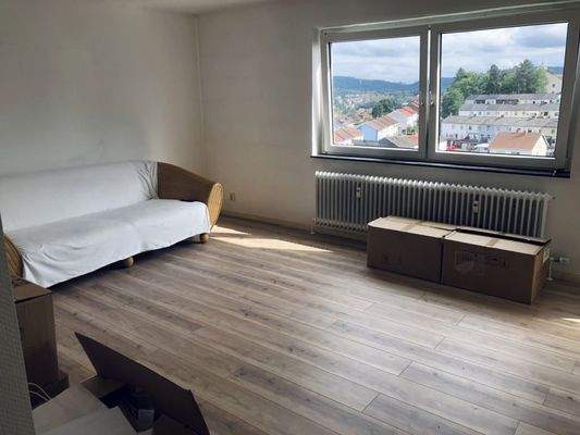 Wohnzimmer mit Balkonausgang