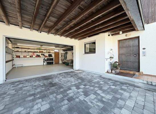 Hauseingang & Doppelgarage