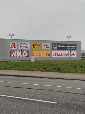 Angrenzende Fachmärkte beim Wohnzentrum Zurbrüggen