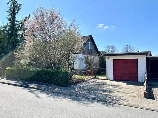 Hausansicht mit Garage