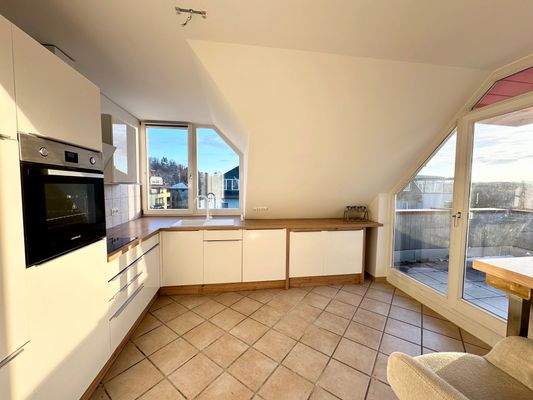 helle Küche mit Einbauküche