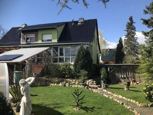 Ansicht aus dem schönen, gepflegten Garten