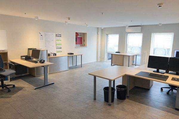 Helle und funktionale Bürofläche mit Blick auf das Betriebsgelände