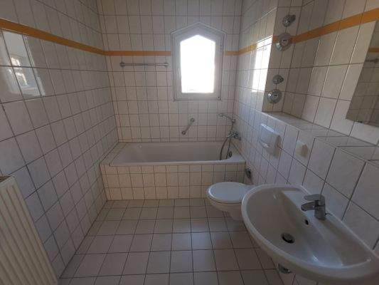 Tageslichtbad mit Wanne