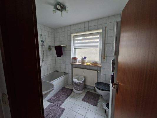 Tageslichtbad mit Wanne