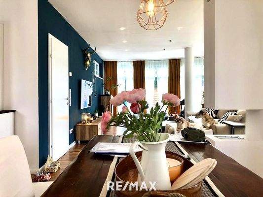 Blick vom Eßtisch ins Wohnzimmer