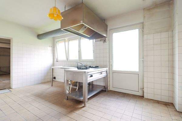 Ein weiterer Raum bietet Platz z.B. für eine Gastroküche mit separatem Zugang