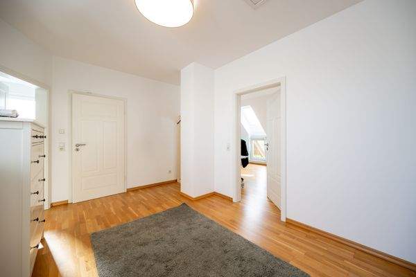 Großer Flurbereich mit Zugang zu allen 3 Schlafzimmern