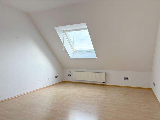 Zimmer mit Dachschräge im DG leerstehend