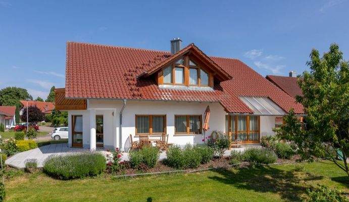 Rückseite mit Terrasse