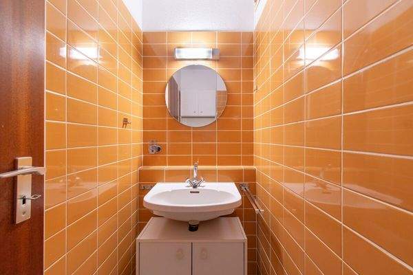 Kompaktes Gäste-WC mit stilvollen Retro-Fliesen