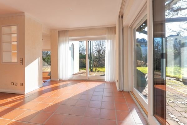 Wohnzimmer: Terrassenausgang und Abgang zum Kaminzimmer