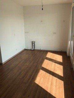 Blick auf den Kochbereich mit weißen Fliesenspiegel 