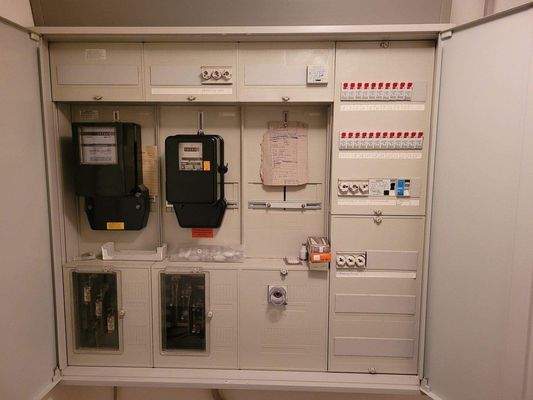 mehrere Stromzähler im Keller