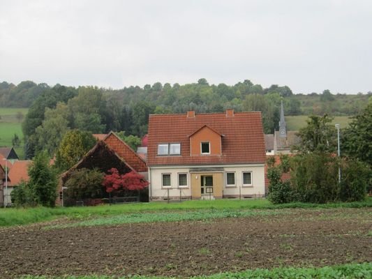 Wohnhaus und Umgebung