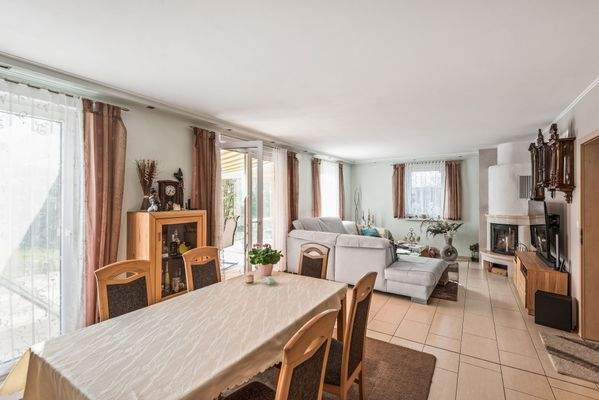 Wohn- und Esszimmer mit Zugang zum Wintergarten