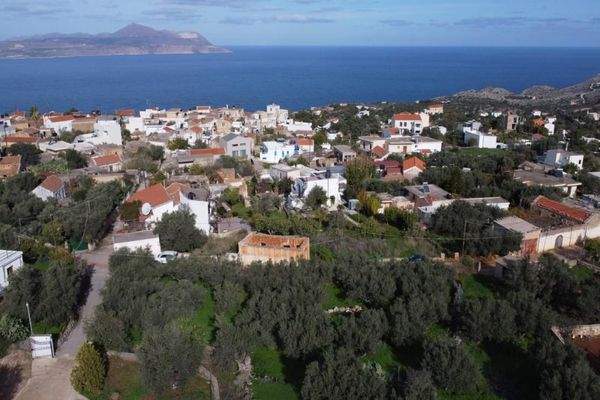 Kreta, Kokkino Chorio: Eckgrundstück in der Nähe des Dorfes und der Einkaufsmöglichkeiten zu verkaufen