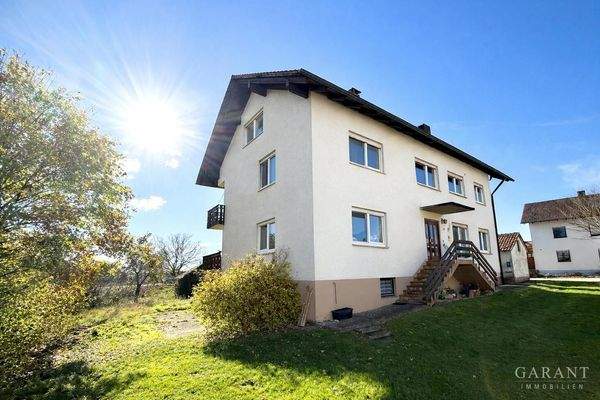 zweifamilienhaus bei Sonnenschein