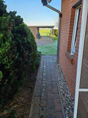 Weg am Haus zu den Garagen.jpg