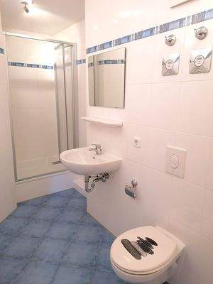 gefliestes Bad mit Dusche