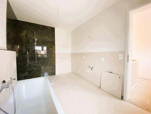 Luxus mit Wanne und Dusche