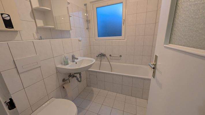 Helles Badezimmer mit Fenster